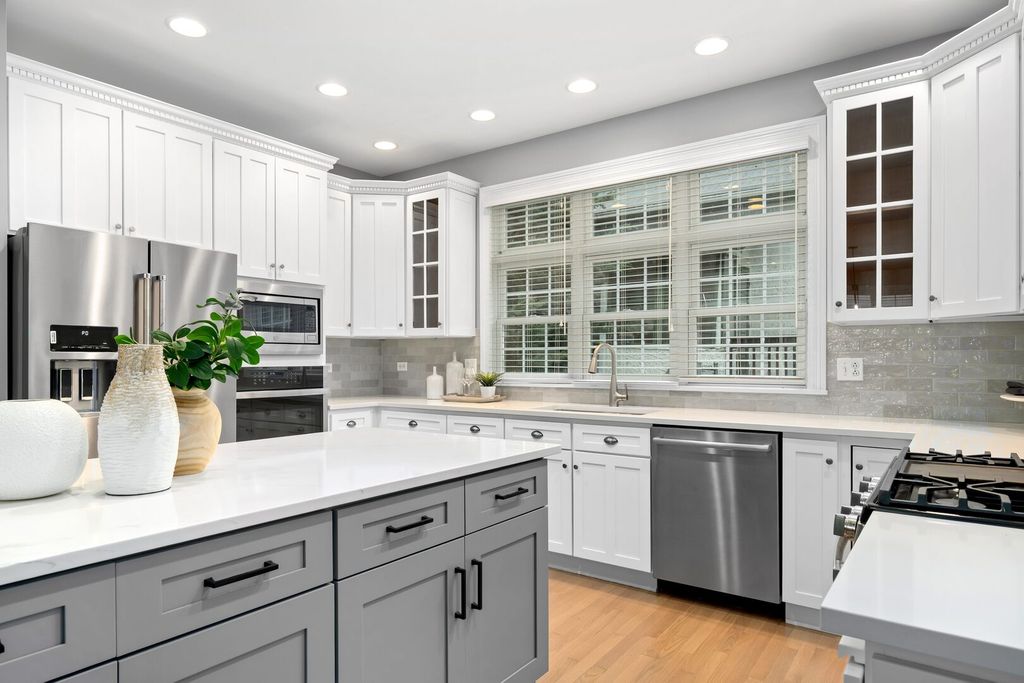Image 18 of property listing at 4829 Linscott Avenue, Downers Grove, IL 60515