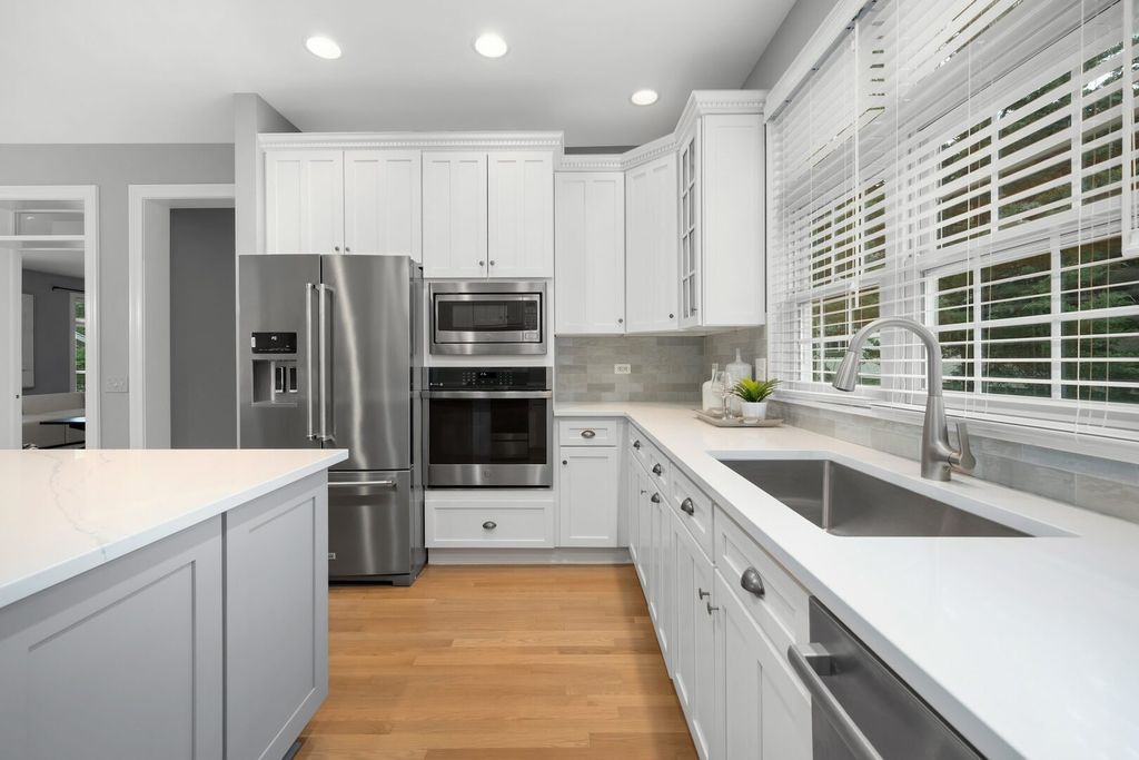 Image 20 of property listing at 4829 Linscott Avenue, Downers Grove, IL 60515