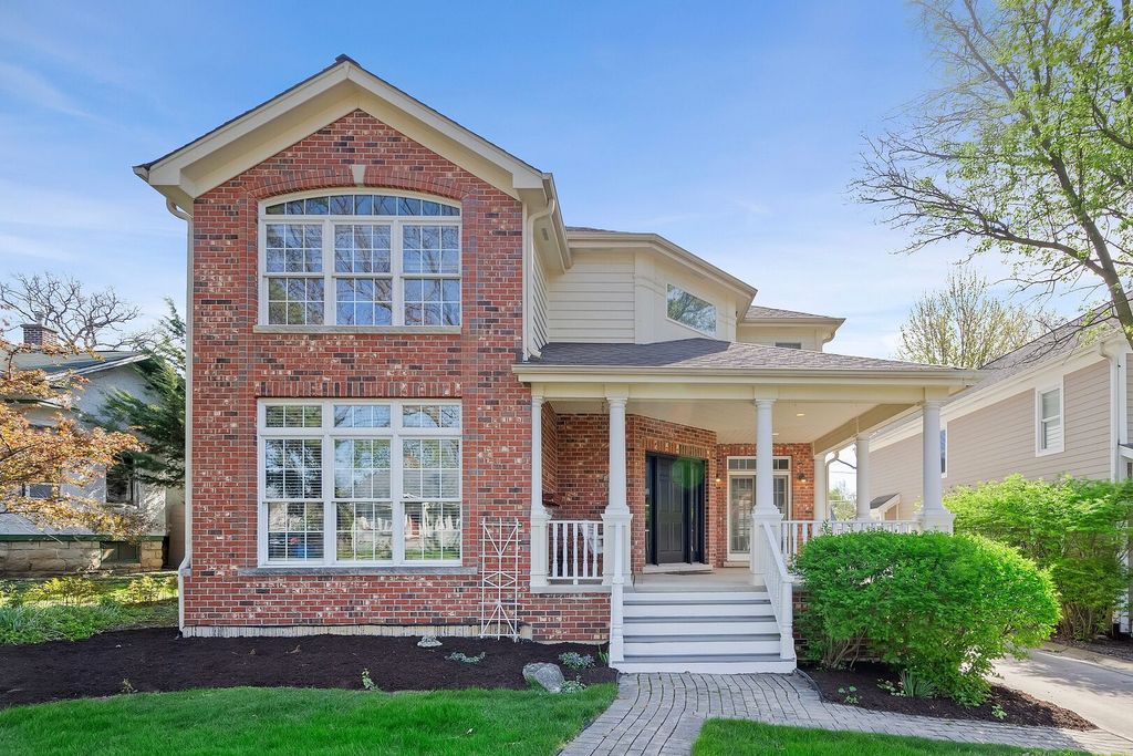Image 3 of property listing at 4829 Linscott Avenue, Downers Grove, IL 60515