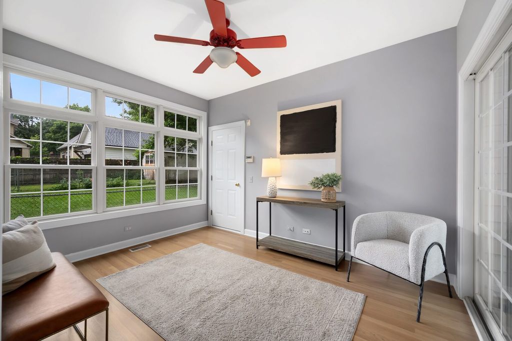 Image 22 of property listing at 4829 Linscott Avenue, Downers Grove, IL 60515