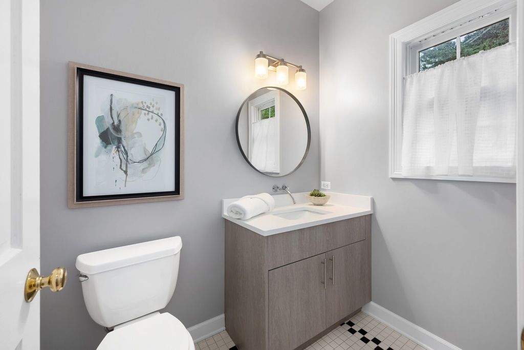 Image 23 of property listing at 4829 Linscott Avenue, Downers Grove, IL 60515