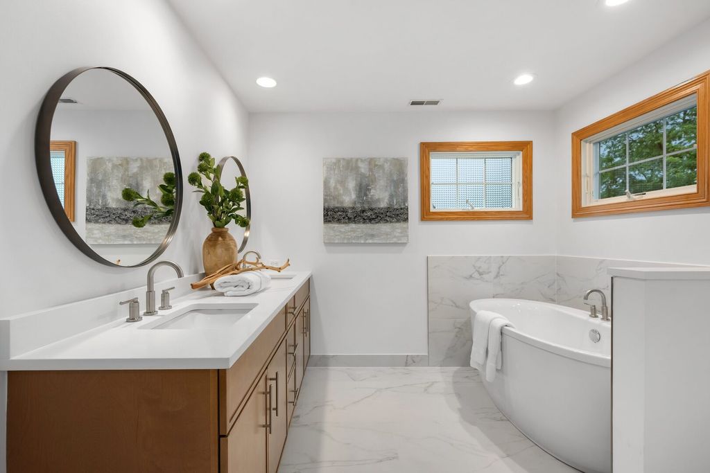 Image 25 of property listing at 4829 Linscott Avenue, Downers Grove, IL 60515