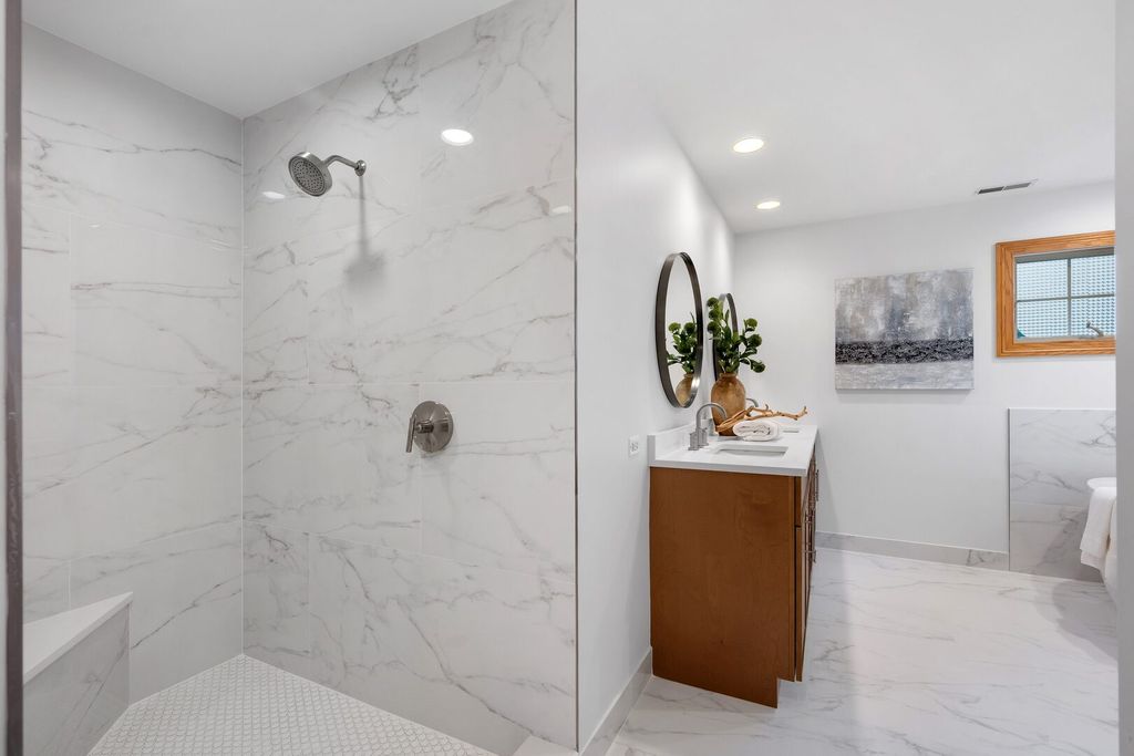 Image 26 of property listing at 4829 Linscott Avenue, Downers Grove, IL 60515