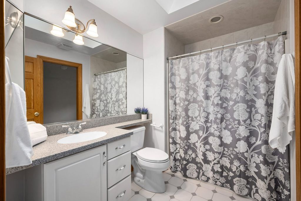 Image 28 of property listing at 4829 Linscott Avenue, Downers Grove, IL 60515