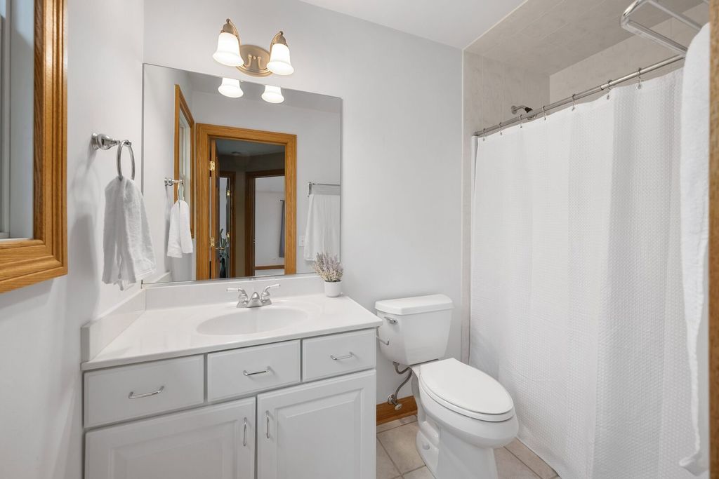 Image 30 of property listing at 4829 Linscott Avenue, Downers Grove, IL 60515