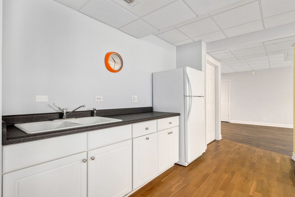 Image 34 of property listing at 4829 Linscott Avenue, Downers Grove, IL 60515