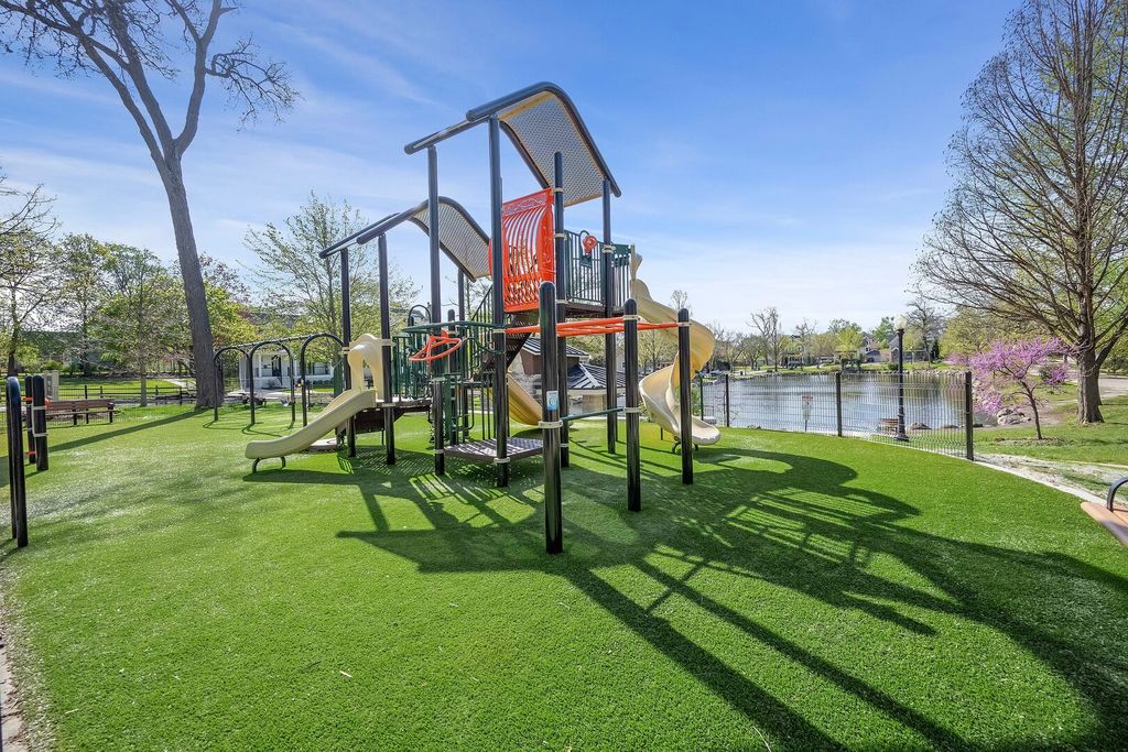 Image 37 of property listing at 4829 Linscott Avenue, Downers Grove, IL 60515