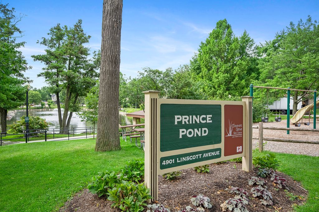 Image 39 of property listing at 4829 Linscott Avenue, Downers Grove, IL 60515