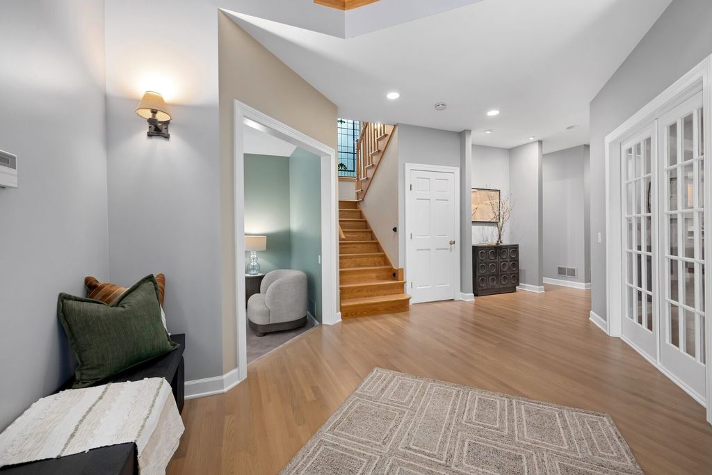 Image 5 of property listing at 4829 Linscott Avenue, Downers Grove, IL 60515