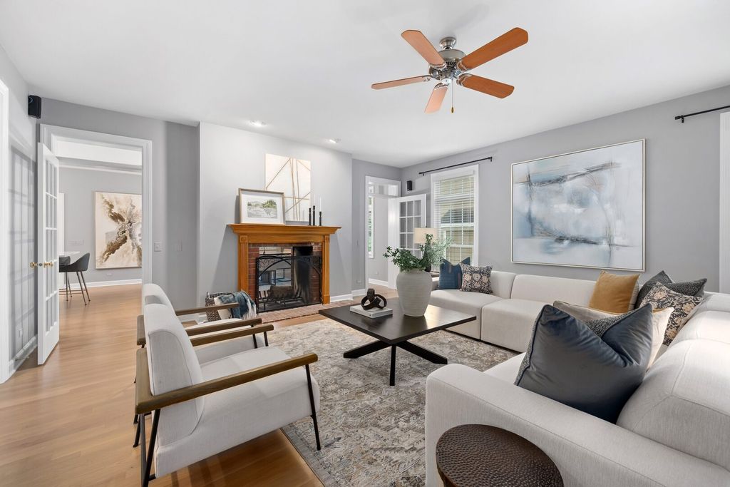 Image 6 of property listing at 4829 Linscott Avenue, Downers Grove, IL 60515