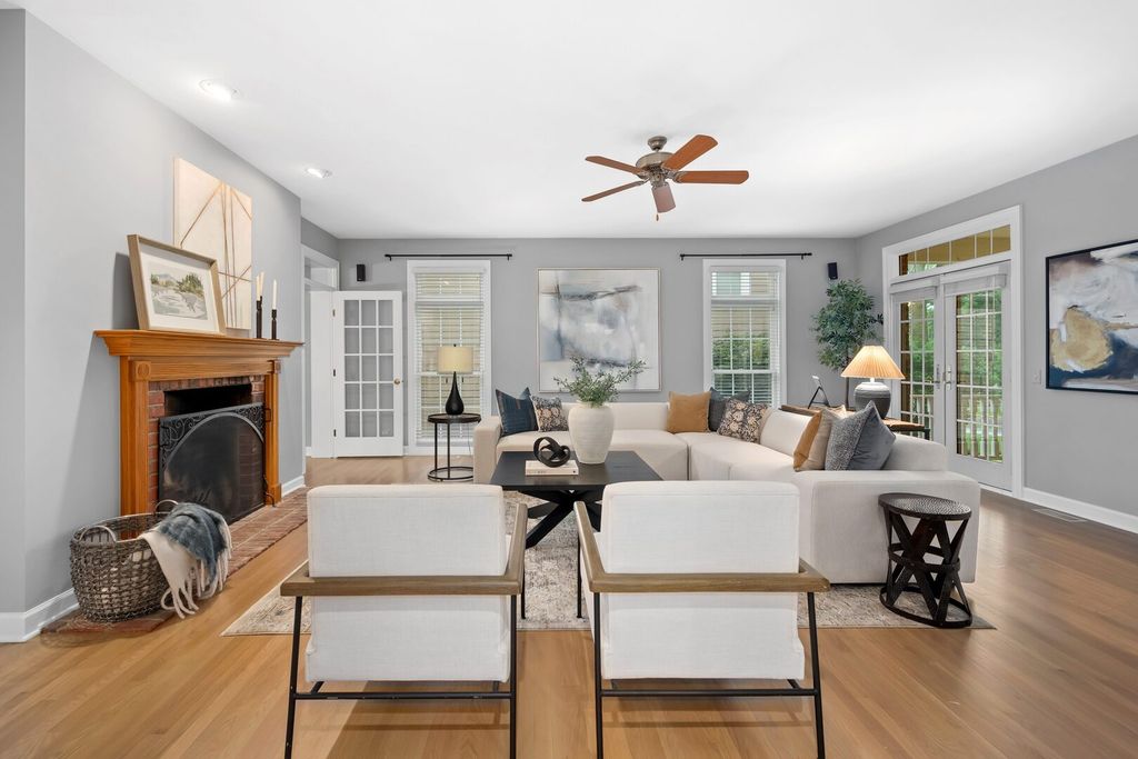 Image 7 of property listing at 4829 Linscott Avenue, Downers Grove, IL 60515