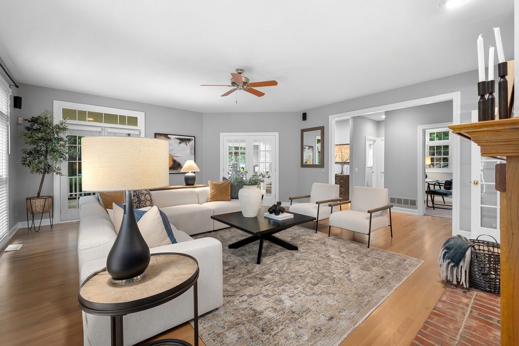 Image 8 of property listing at 4829 Linscott Avenue, Downers Grove, IL 60515
