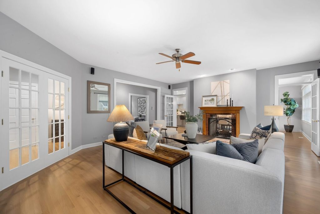 Image 9 of property listing at 4829 Linscott Avenue, Downers Grove, IL 60515