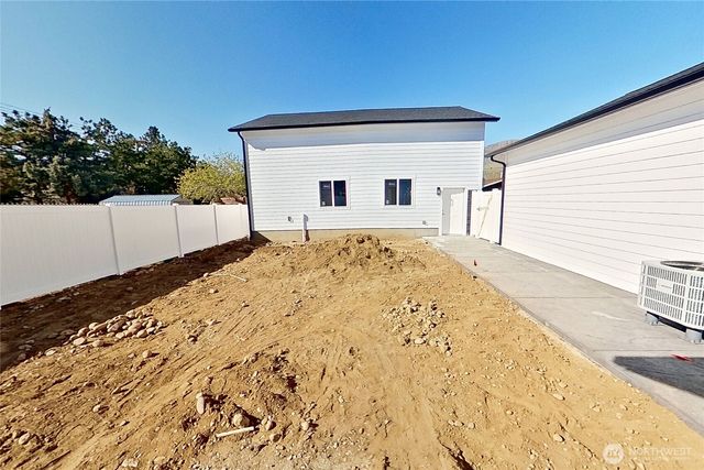 233 Saunders Avenue, Rock Island, WA 98850