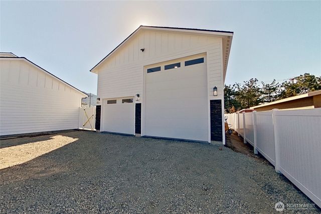 233 Saunders Avenue, Rock Island, WA 98850