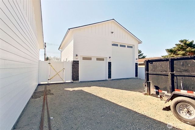 233 Saunders Avenue, Rock Island, WA 98850