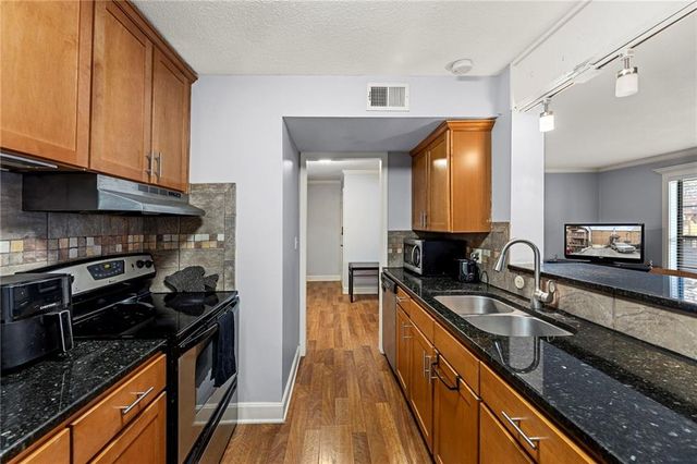 4727 Jarboe Street 93, Kansas City, MO 64112