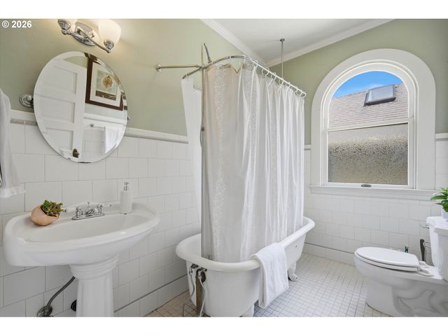 3425 S CORBETT Ave, Portland, OR 97239