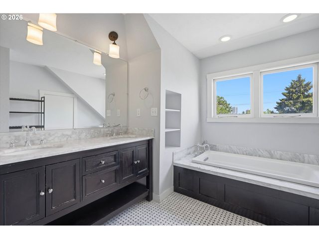 3425 S CORBETT Ave, Portland, OR 97239