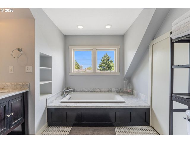 3425 S CORBETT Ave, Portland, OR 97239