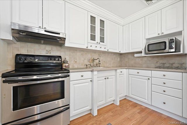25 W Oakdale Street, Bay Shore, NY 11706