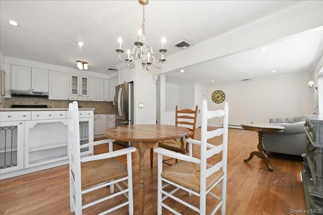 25 W Oakdale Street, Bay Shore, NY 11706