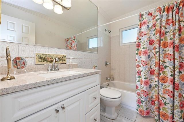 25 W Oakdale Street, Bay Shore, NY 11706