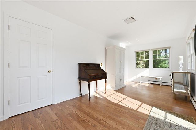 25 W Oakdale Street, Bay Shore, NY 11706