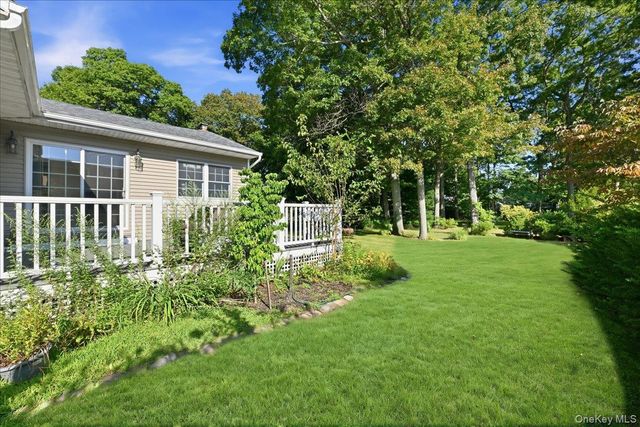 25 W Oakdale Street, Bay Shore, NY 11706