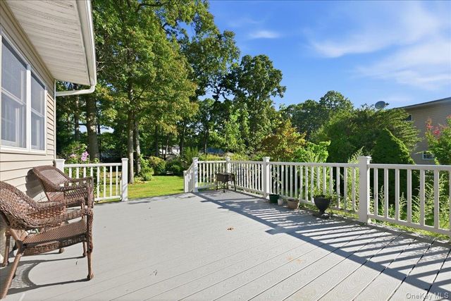 25 W Oakdale Street, Bay Shore, NY 11706