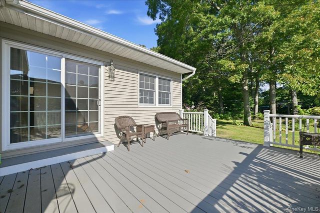 25 W Oakdale Street, Bay Shore, NY 11706