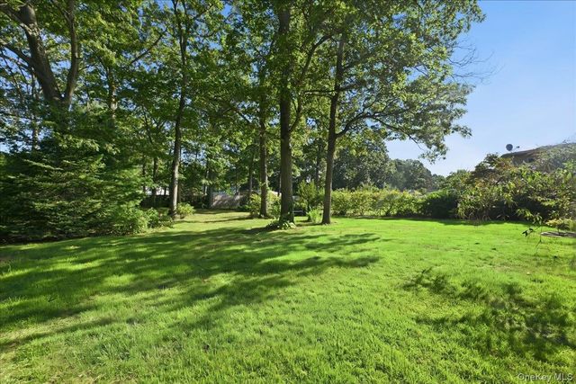 25 W Oakdale Street, Bay Shore, NY 11706