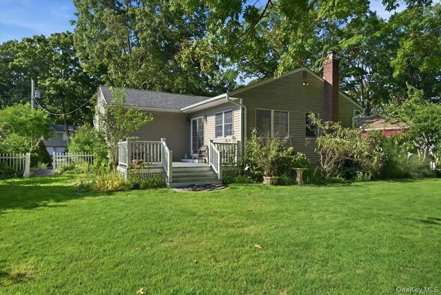 25 W Oakdale Street, Bay Shore, NY 11706