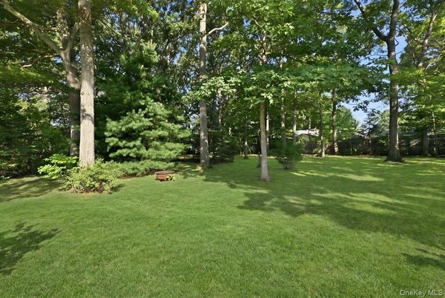 25 W Oakdale Street, Bay Shore, NY 11706