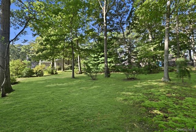 25 W Oakdale Street, Bay Shore, NY 11706