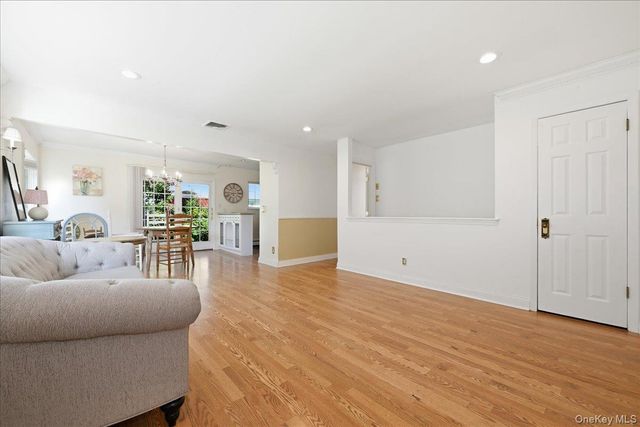 25 W Oakdale Street, Bay Shore, NY 11706