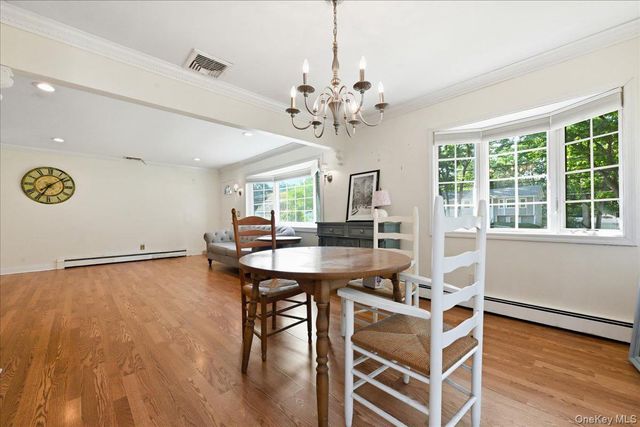 25 W Oakdale Street, Bay Shore, NY 11706