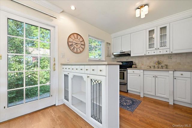 25 W Oakdale Street, Bay Shore, NY 11706
