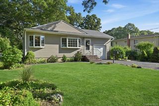 25 W Oakdale Street, Bay Shore, NY 11706