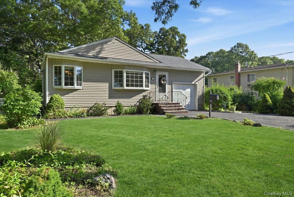 25 W Oakdale Street, Bay Shore, NY 11706 — exterior
