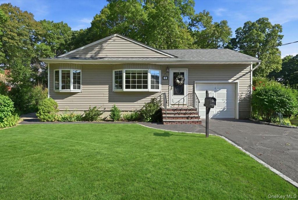 25 W Oakdale Street, Bay Shore, NY 11706 — photo 2