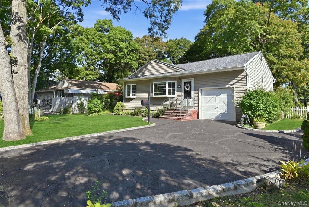25 W Oakdale Street, Bay Shore, NY 11706 — photo 3