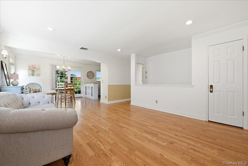 25 W Oakdale Street, Bay Shore, NY 11706 — photo 4