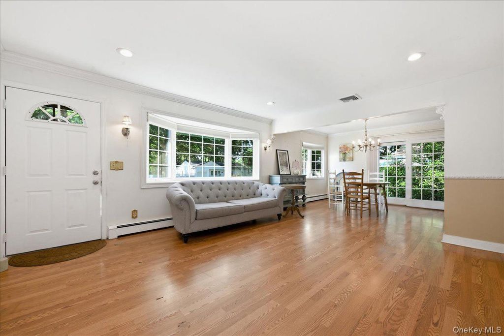 25 W Oakdale Street, Bay Shore, NY 11706 — photo 5