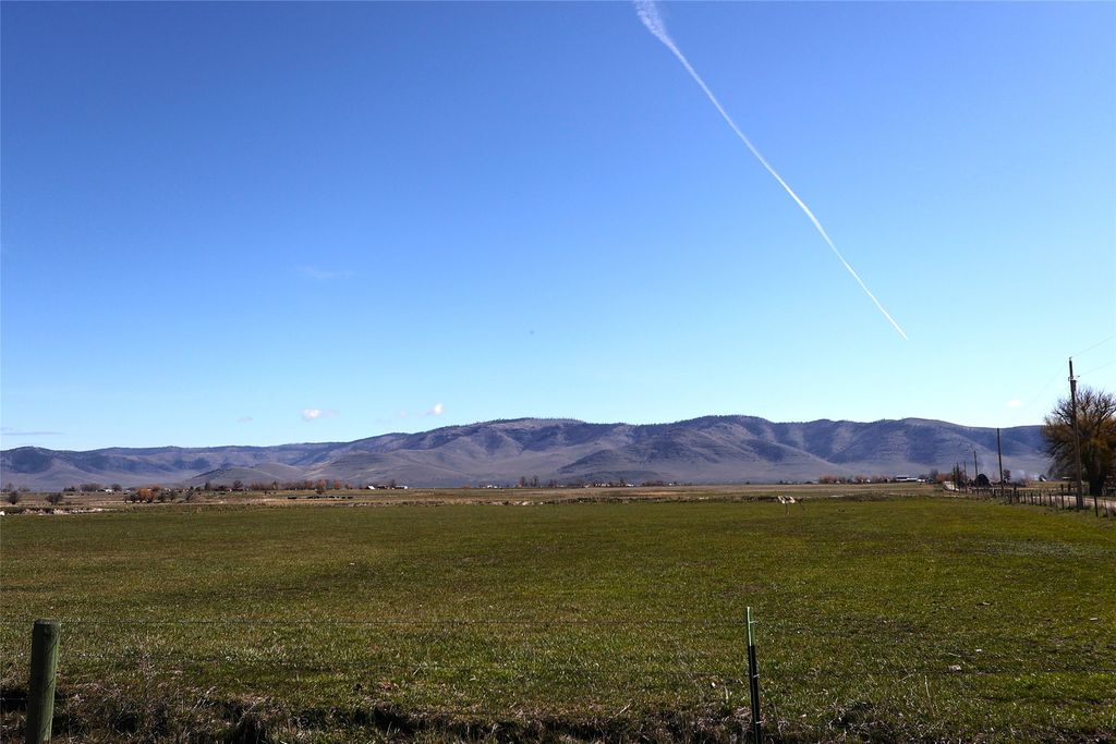 190 Patton Road, Lonepine, MT 59848