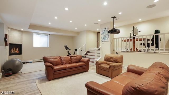 244 Pembrook Rd, Mountainside Boro, NJ 07092