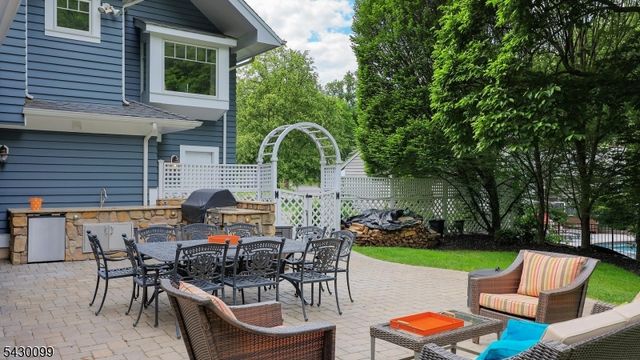 244 Pembrook Rd, Mountainside Boro, NJ 07092