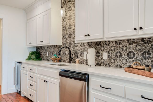 15 Surrey Circle, Ransom Canyon, TX 79366