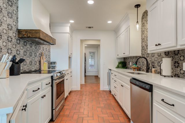 15 Surrey Circle, Ransom Canyon, TX 79366