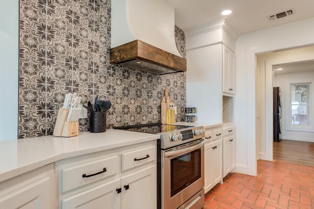 15 Surrey Circle, Ransom Canyon, TX 79366